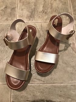 Mossimo Supply Nonie Sandals in Gold 8.5 NEW w/o box