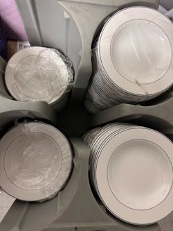 Lot of 950 Bulk White Ceramic Dinnerware