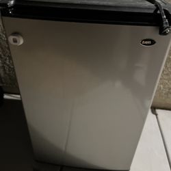 Sanyo Mini Fridge 