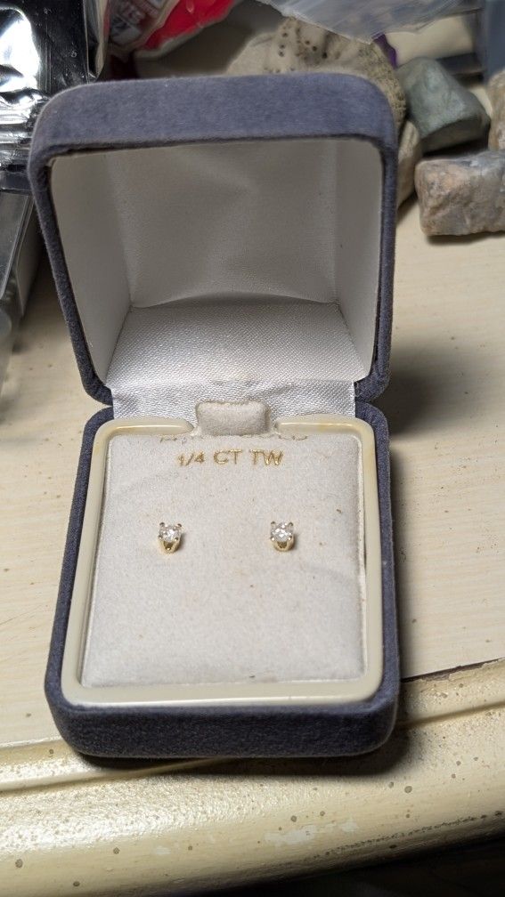DECENT NATURAL UNTREATED 1/4 CT TW 14K YG DIAMOND STUD EARRINGS. READ FOR MORE