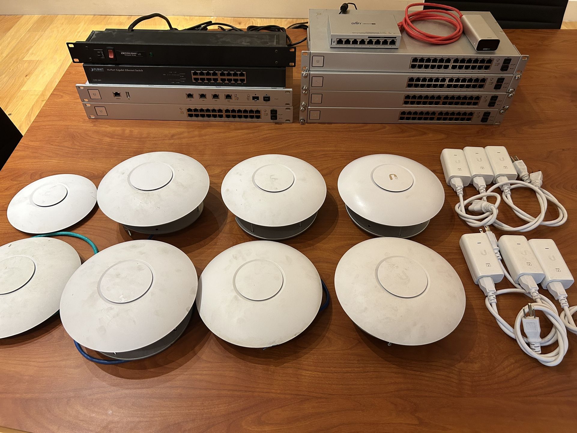 Ubiquiti UniFi Network Bundle – USG, Switches, 6 APs, Cloud Key ...