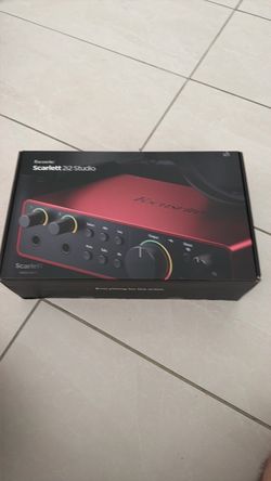 Focusrite Scarlett 2i2 Studio 4th Gen USB-C Audio Interface Bundle