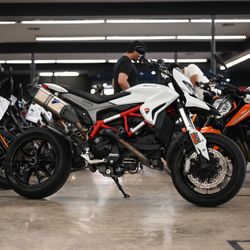 2016 DUCATI HYPERMOTARD 939