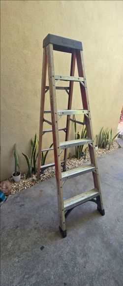 Used 6ft Husky Fiberglass Step Ladder escalera