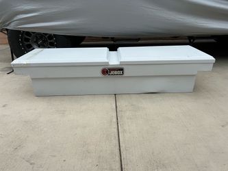 New crescent Jobox tool box fits any full size truck have 1 little dent and sorry i lost the key asking $300