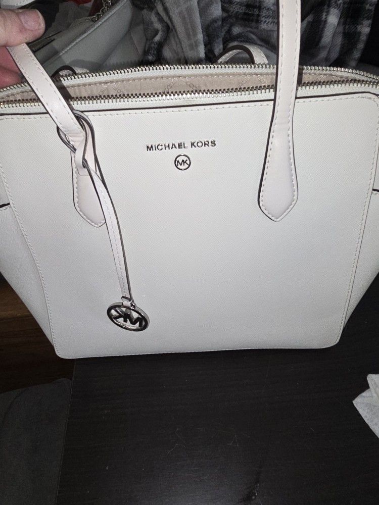 Overview
+1
This is a Michael Kors Marilyn medium Saffiano leather tote bag