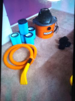 RIDGID VACUUM CLEANER 9 GALLONS ( **6 ALLERGENIC FILTERS NEW**)