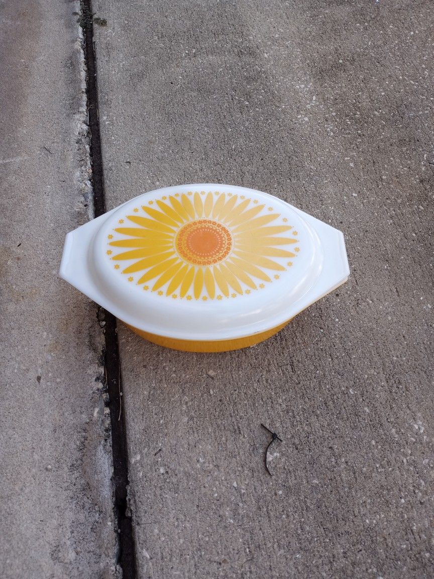 2.4 Quart Vintage Sunflower Pyrex Dish