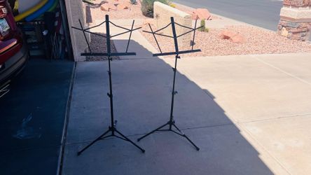 On stage adjustable music stands