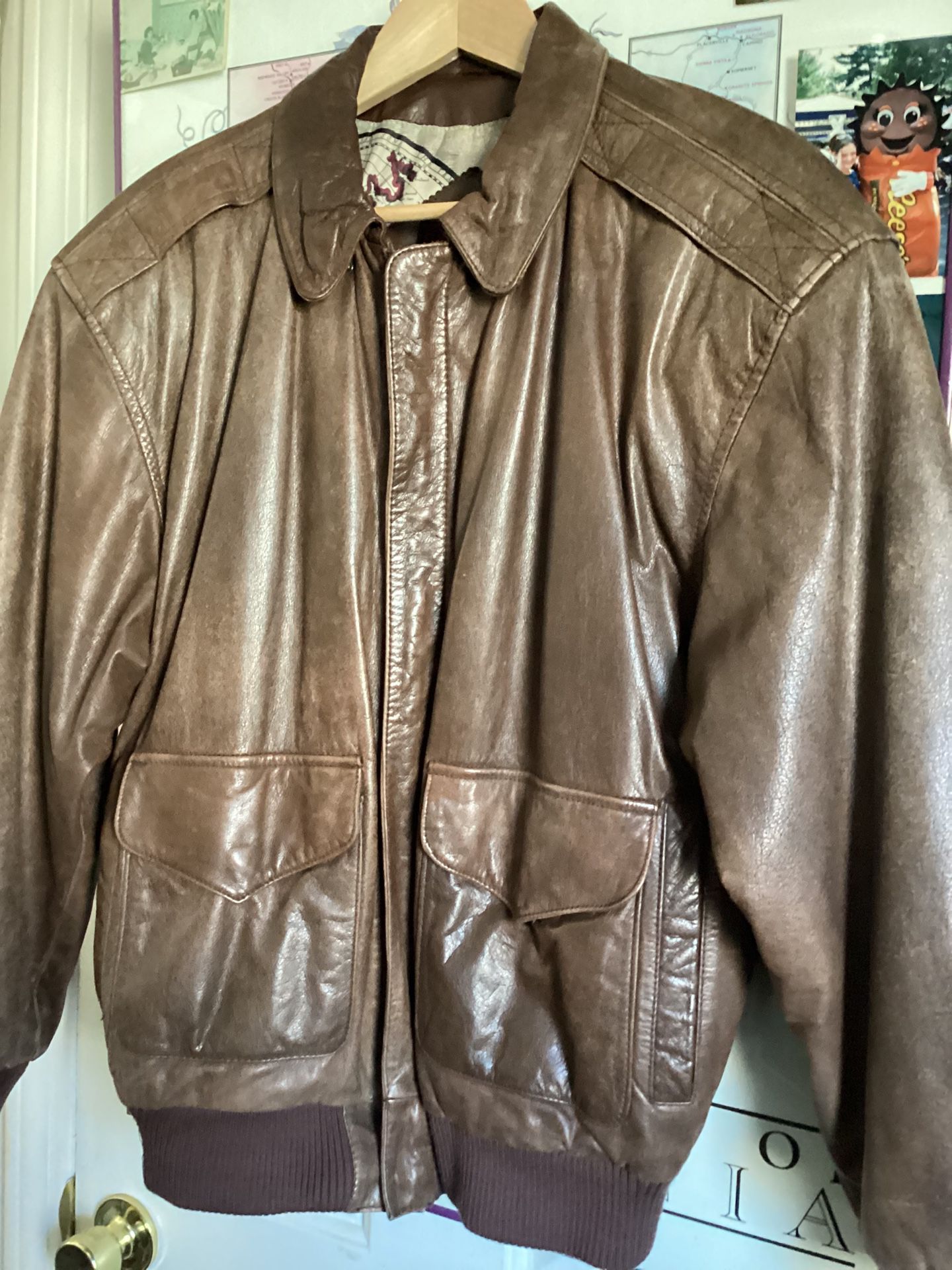 Men’s Brown Leather Bomber Style Jacket In Like New Condition 
