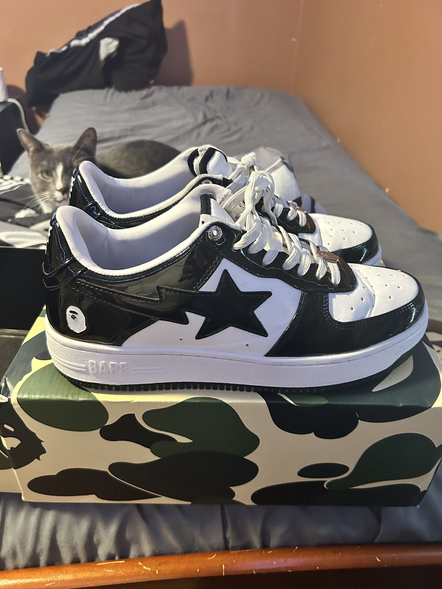 BAPESTAS BLACK AND WHITE 10.5 MENS USED