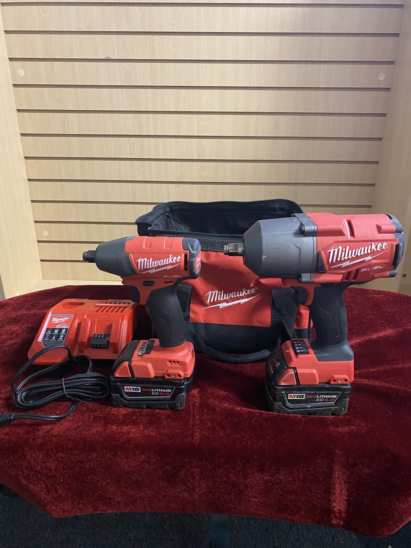 Milwaukee Kit M18 Fuel 18v Lithium Ion Brushless cordless High Torque 1/2in. & Mid Torque 3/8in. Impact Wrench Combo Kit