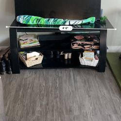 Heavy-Duty Black Tempered Glass TV Stand – Excellent Condition