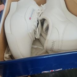 $35 New  Size 7 Woman Reeboks