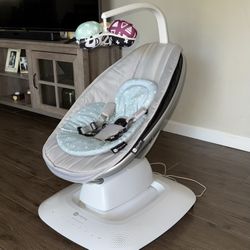 4moms RockaRoo with Machine Washable, Reversible Design MamaRoo infant insert in Color Mint     OBO