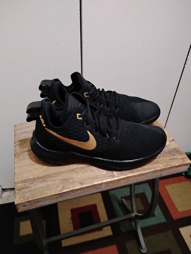 Very Nice Men's Nike LeBron Shoes Size (10) Located In Reedley