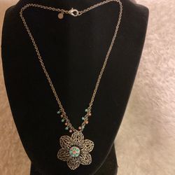 SilverTone Necklace With Flower 🌺 Pendant