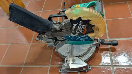 Hitachi C10FCH2 10" Compound miter saw with two fine saw blades