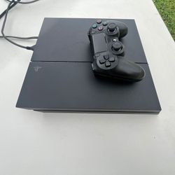 PlayStation 4 (Great CONDITION)
