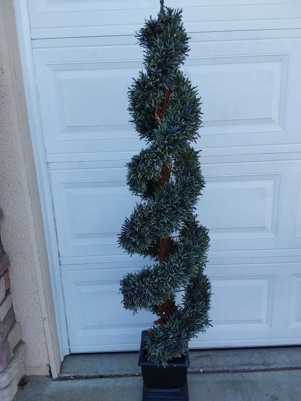 Artficial  Topiary Tree