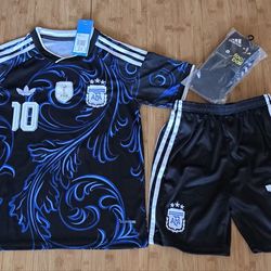 2026 argentina away kids kit

Messi #10

Comes with jersey match shirts and socks

Size available:
#22 5/6 years old 
#24 6/8 years old
#26 8/10 years