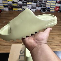 YEEZY SLIDE RESIN