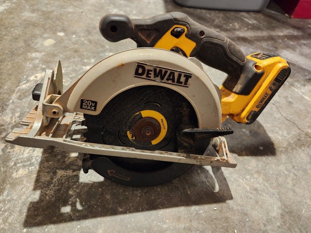 DeWalt 20V Max Circular Saw Wood Blade 6½ with 2AMP 20V Battery and Charger