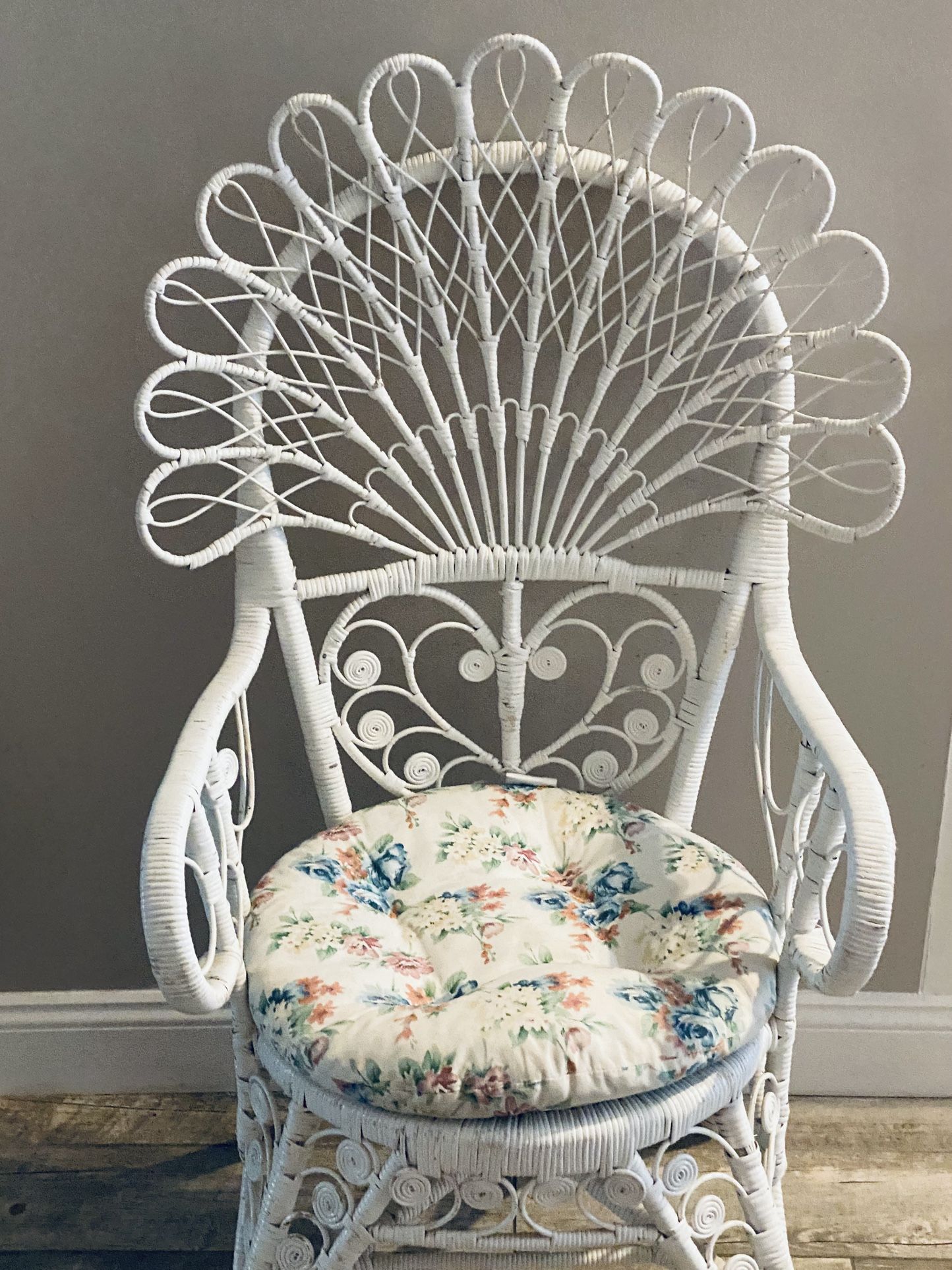 Vintage Shabby Chic Whicker Peacock Chair