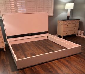 Contemporary White Smooth Lacquer Panel King Size Bed