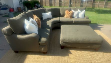 Custom Flexsteel 4pc Sectional & Oversized Ottoman , all of green with cream, undertones fabric, patented blue steel spring system that will not sway
