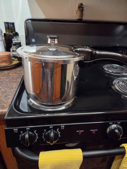 Presto Pressure Cooker with Canning/Steaming Rack