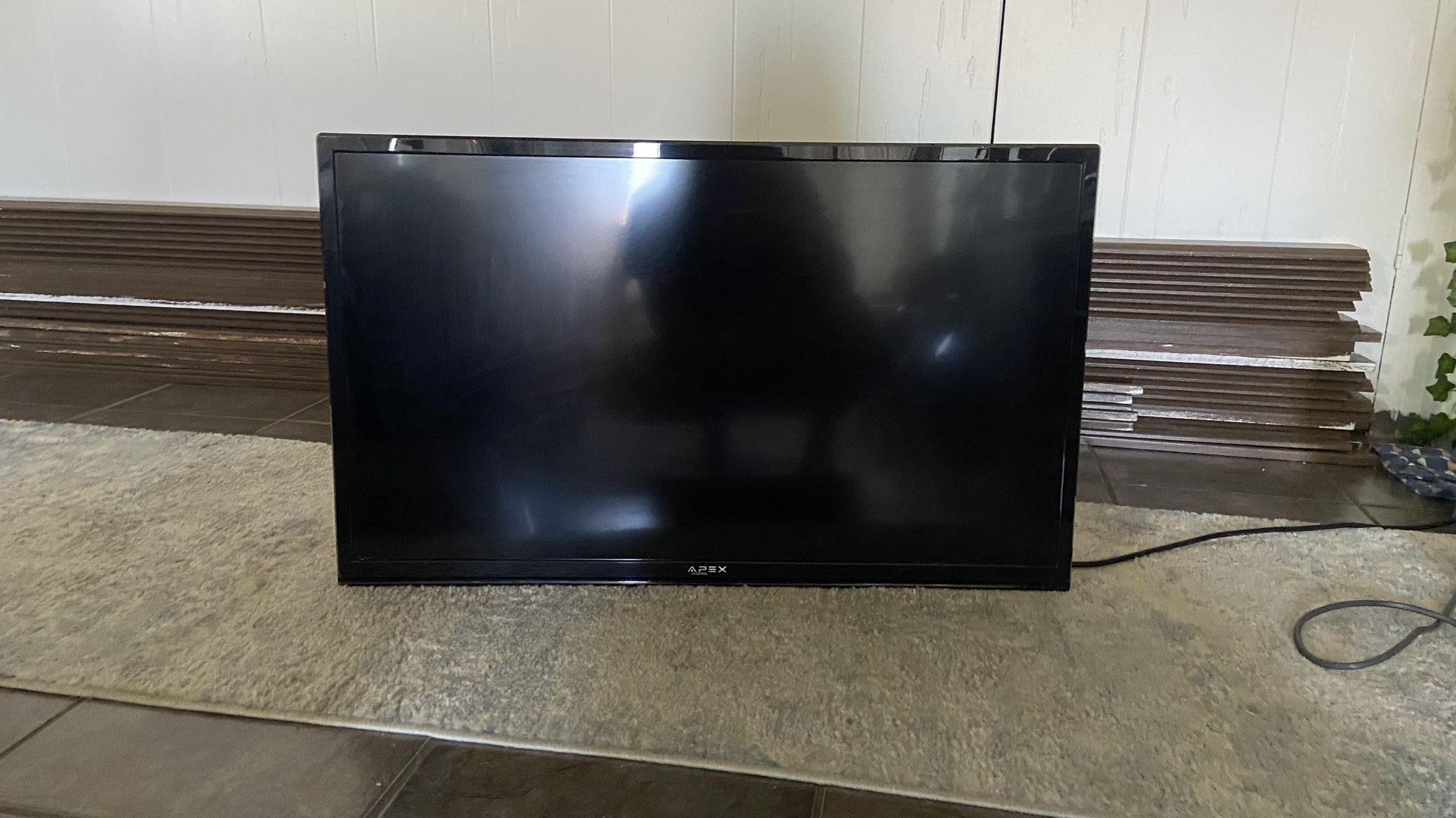 32 Inch TV With Wall Mount
