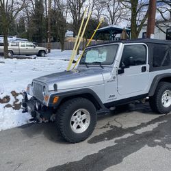 Jeep Wrangler sport gray, and color black vinyl top