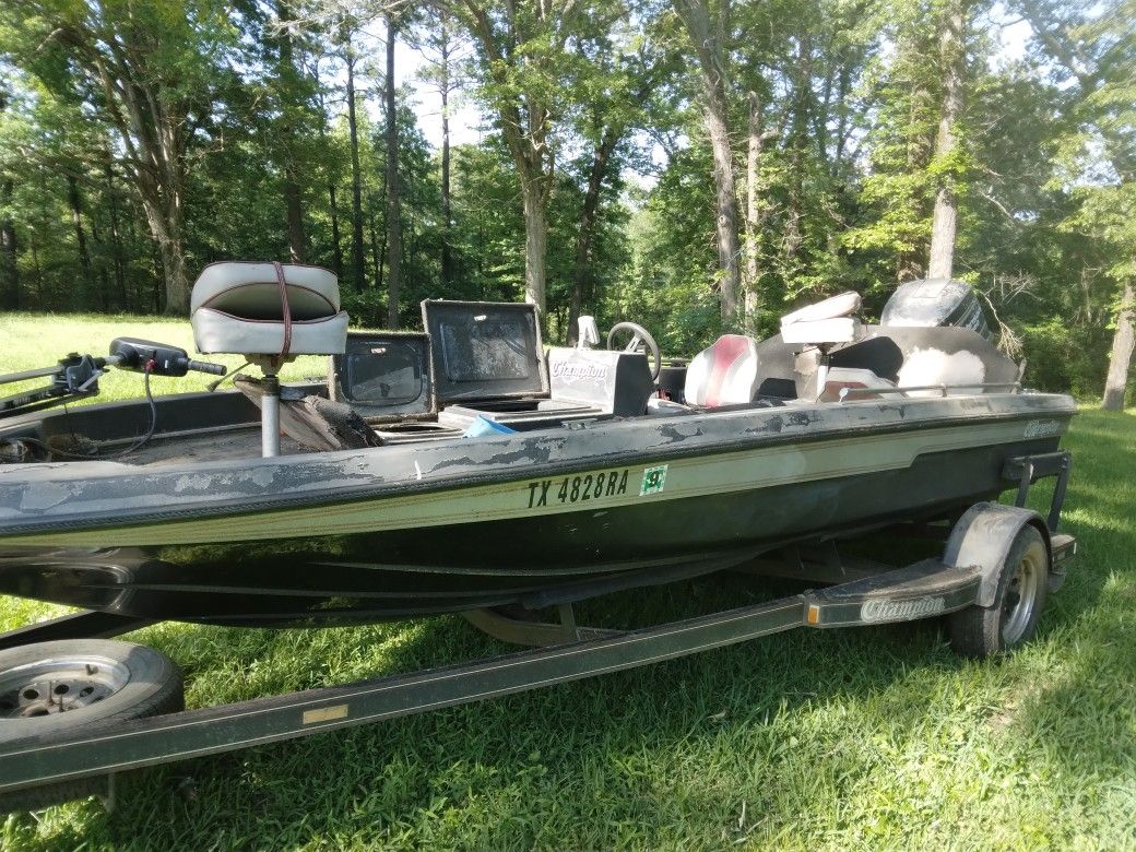 1989 Champion Bass Boat