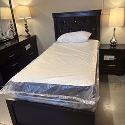 Beautiful Twin Bed Set 