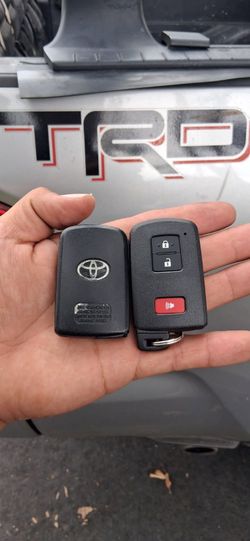 Car Keys And Remotes  / Llaves De Carro Y Controlles