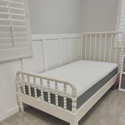 Wood twin bed