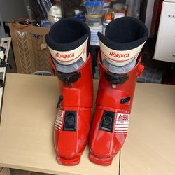 Ski  Boots Size 9  Nordica