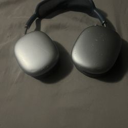 AirPods Maxes
