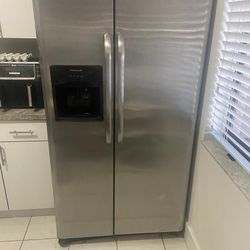 Refrigerator in Excellent Condition – Works Perfectly