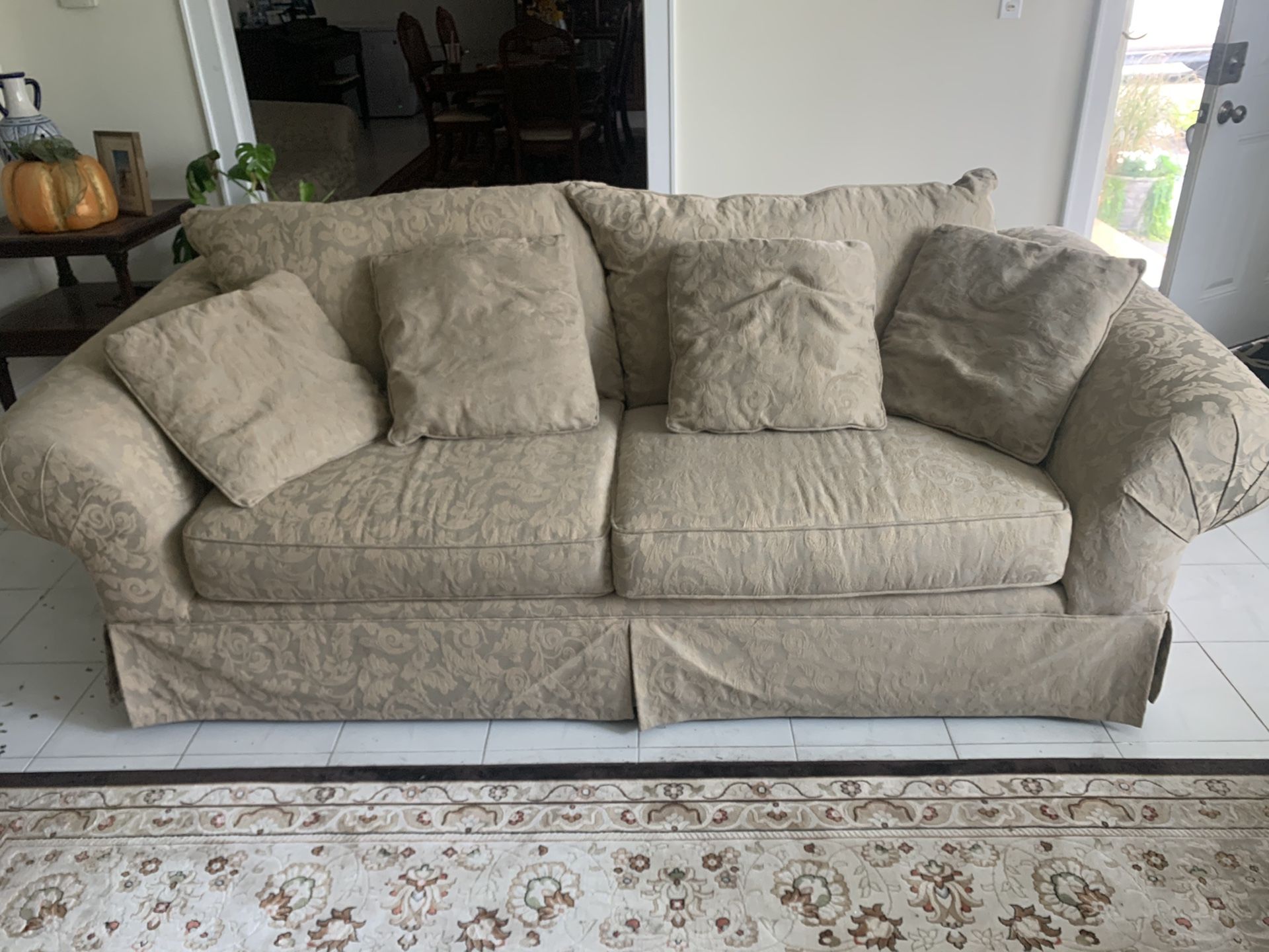 3 person couch in Great Condition