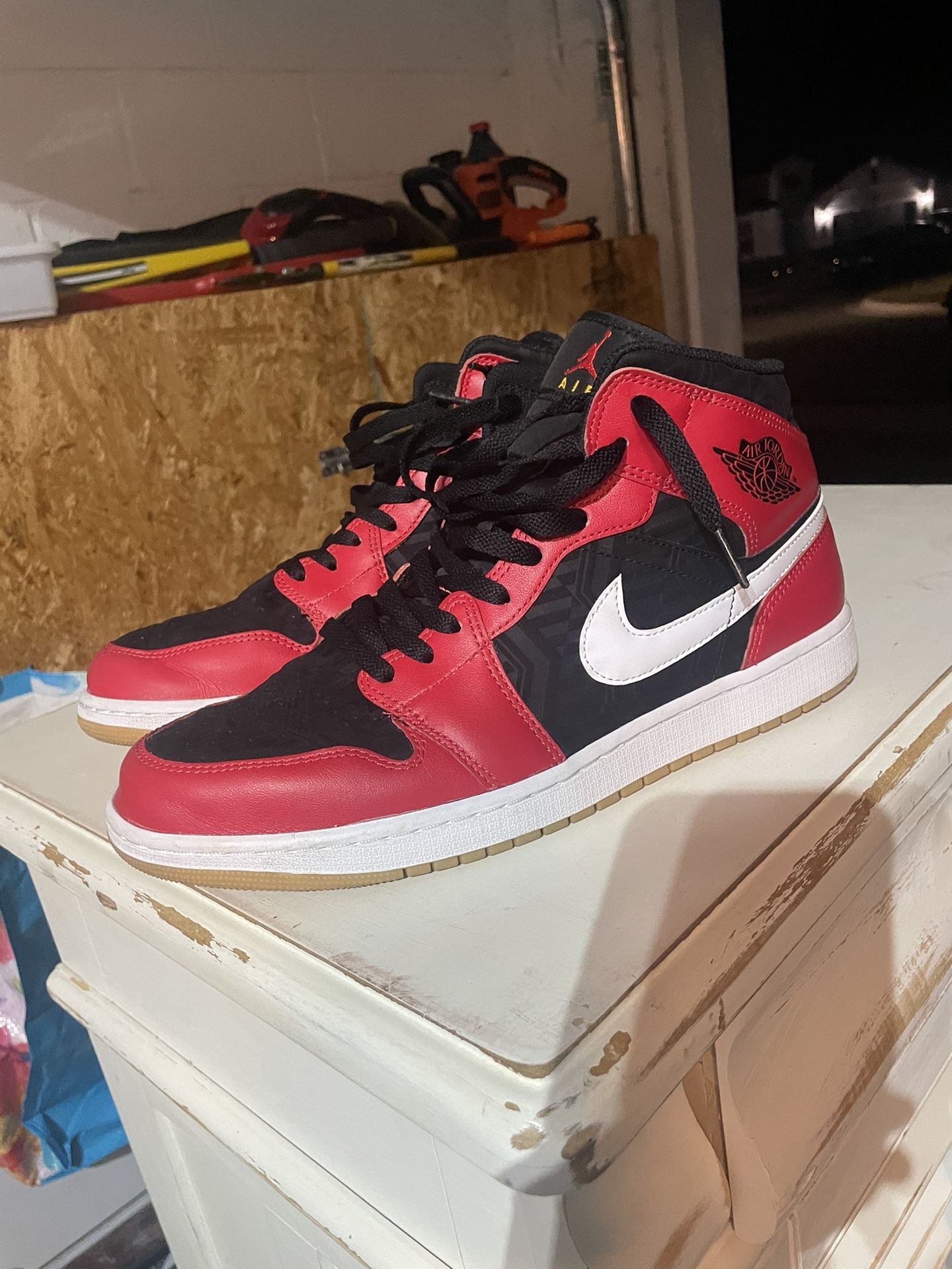 Jordan 1 Mid Size 12 Mens