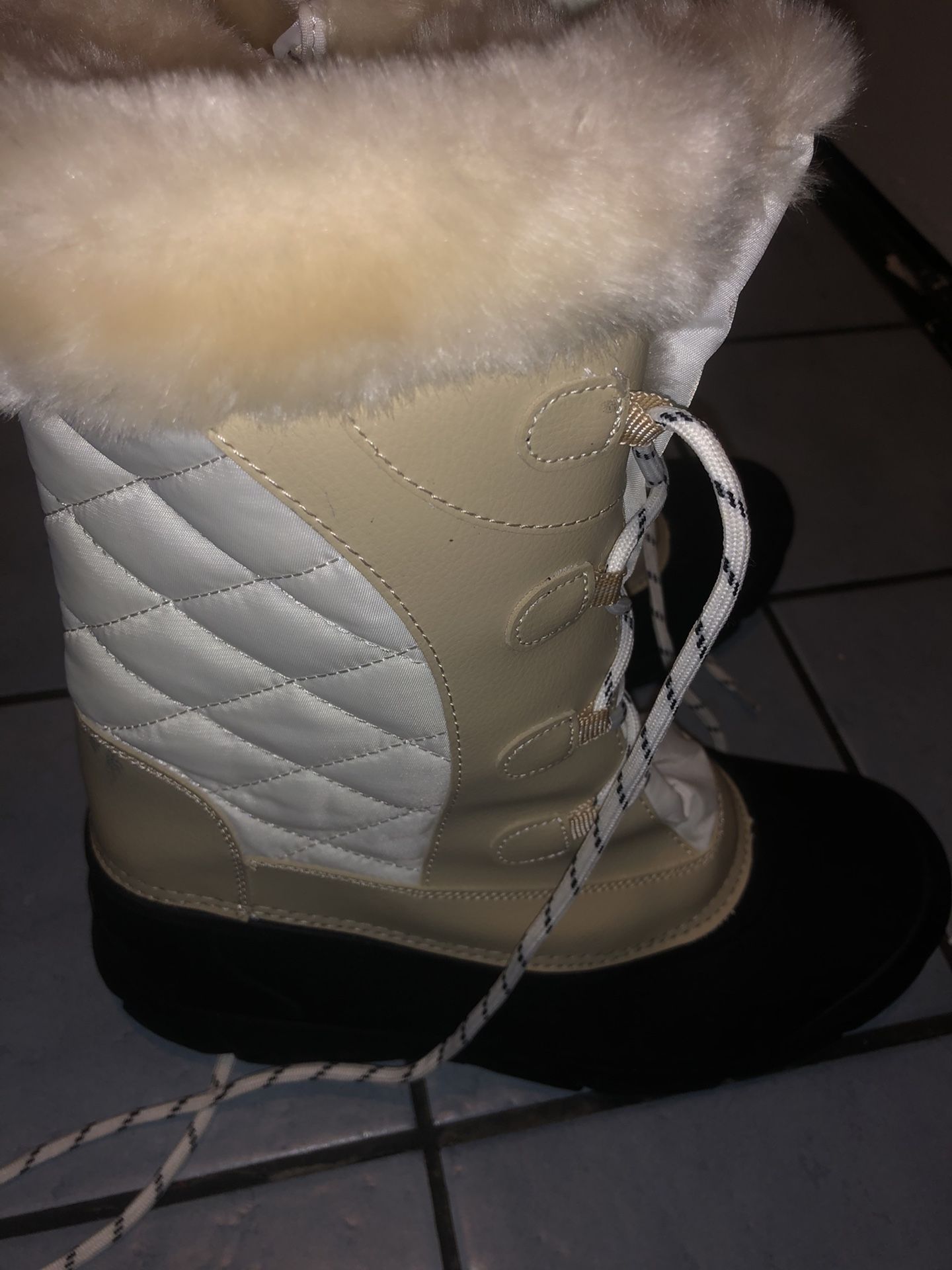 Snow boots