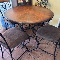 Dining Table Set / 4 Chairs Included 