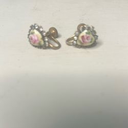 Cute Vintage Heart Shaped Hand Painted Pink Rose Enamel And Rhinestone Screw In Gold Toned Earrings