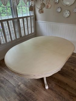 Beautiful French style table with 6 upholstered chairs
