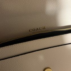 Brand-New White Crossbody Purse – Gold Clasp, Stylish Design