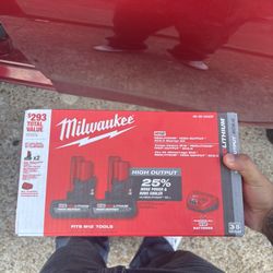 Brand  New  Milwaukee 48-59-2450P M12 XC5.0 5Ah High Output Battery Starter Kit