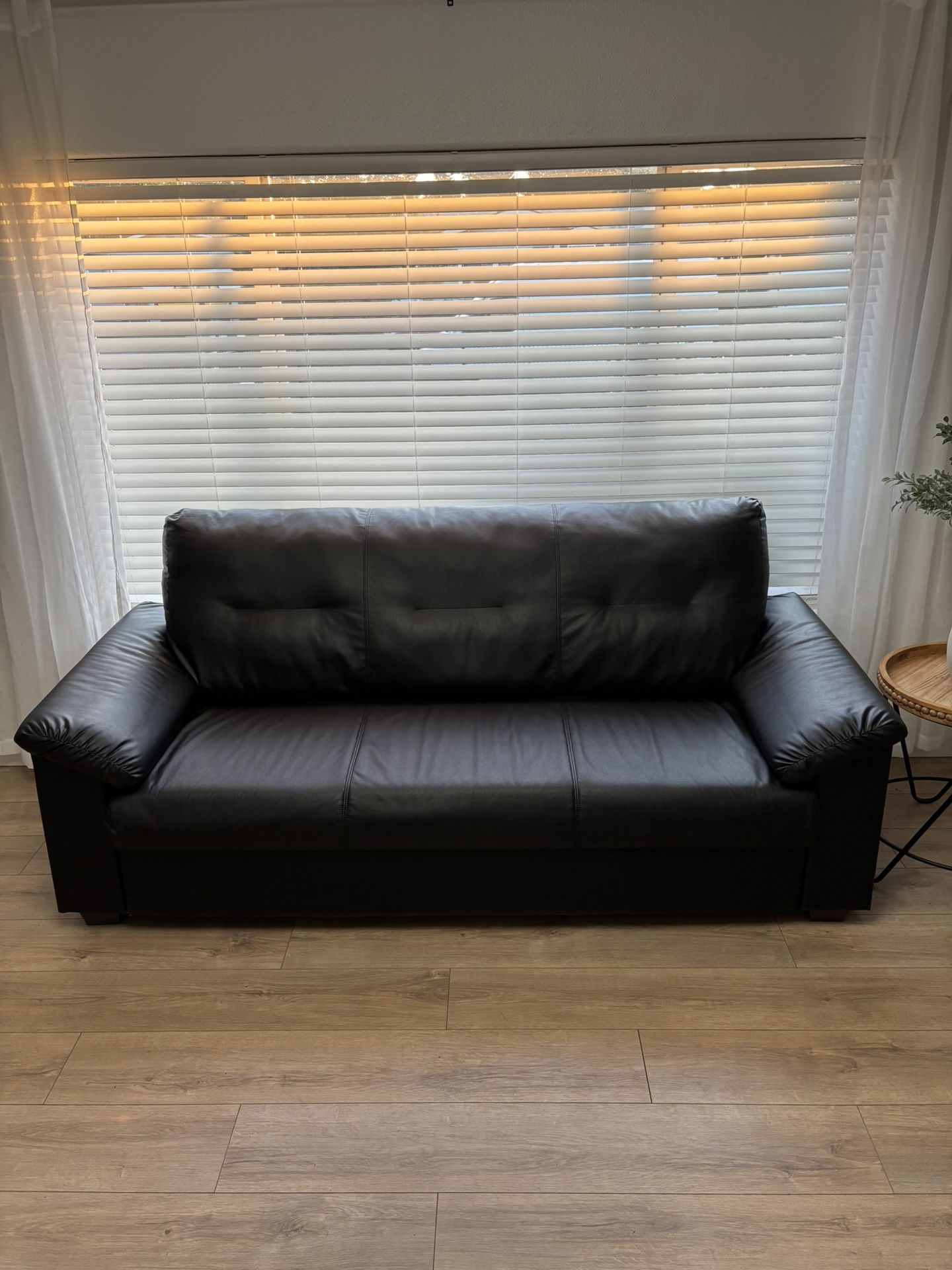 Like New ! Black Leather Couch 🛋️ FREE DELIVERY 🚚