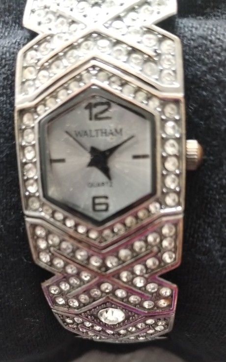 A Women's Watch With A Base Metal Bezel Waltham Waw 219 318 PC21